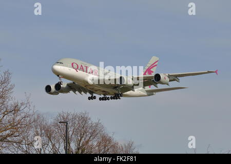 Qatar Airways Airbus A380 A7-APF atterraggio all' Aeroporto di Heathrow di Londra, Regno Unito Foto Stock
