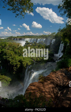 Le magnifiche Cascate di Iguazu, una delle sette meraviglie naturali del mondo, tra Argentina e Brasile. Foto Stock