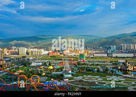 Vista su National Amusement Park e le nuove zone residenziali a sud di Ulaanbataar, capitale della Mongolia Foto Stock