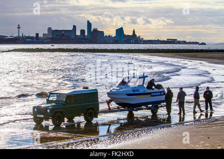 Pescatori di mare a New Brighton, Wallasey. Marzo 2016. Meteo Regno Unito. Concorso di pesca in mare per la Festa della mamma. Barche e rimorchi che pescano la Mersey con canna e lenza. Pesca New Brighton è molto popolare. La cattura principale è il merlano e i Dab, un paio di spettacolo di merluzzo ma non nei numeri trovati ad altri marchi più in alto il fiume Mersey. New Brighton è un luogo ideale per la pesca, con la sua posizione privilegiata sulla costa, proprio come il fiume Mersey incontra il Mare d'Irlanda. Foto Stock