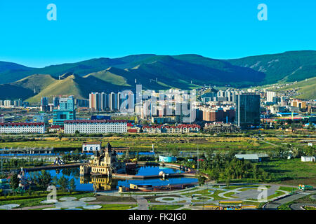Vista su National Amusement Park e le nuove zone residenziali a sud di Ulaanbataar, capitale della Mongolia Foto Stock