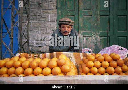 Arance venditore in Gilgit, Hunza Valley, Pakistan. Foto Stock