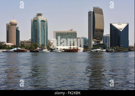 Vista panoramica di Dubai Creek con recenti edifici ad alta Foto Stock