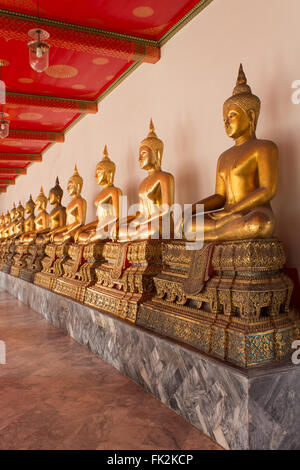 Golden Statue di Buddha nel tempio buddista, Bangkok Foto Stock