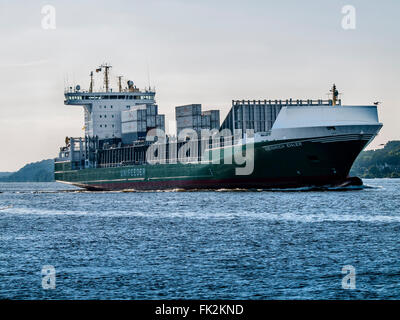 Contenitore alimentatore Heinrich Ehler sull'Elba chiamando al porto di Amburgo. Foto Stock