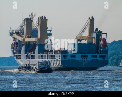 Nave multiuso Anne-Sofie sull'Elba in uscita dal porto di Amburgo, Germania. Foto Stock