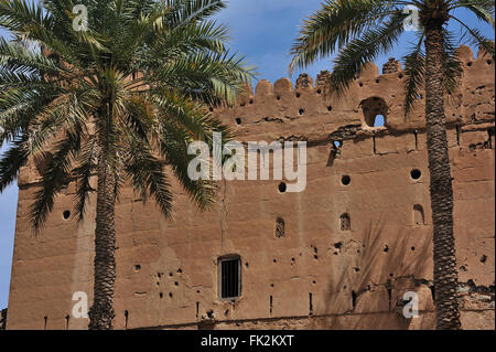 Vecchia Fortezza con le palme in Al Mudayrib, Sultanato di Oman Foto Stock