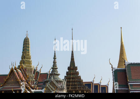 Tetto, tetti di tempio buddista a Bangkok, in Thailandia Foto Stock