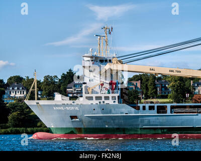 Nave multiuso Anne-Sofie sull'Elba in uscita dal porto di Amburgo, Germania. Foto Stock