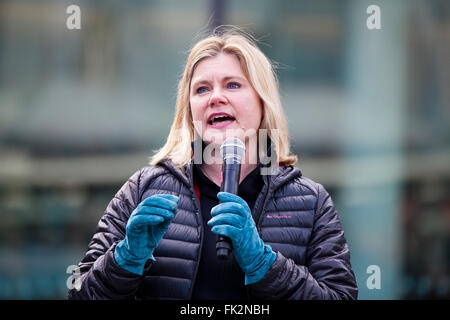 Il convogliatore in corrispondenza di più di Londra, UK 6 marzo 2016 Justine Greening MP, Segretario di Stato per lo Sviluppo Internazionale parla all'anno. Suffragettes, celebrità e politici si riuniscono su un giorno della madre 'piedi in scarpe' marzo organizzata dalla carità CARE International Regno Unito come parte della solidarietà con le donne e le ragazze di tutto il mondo che soffrono in maniera sproporzionata dalla povertà e discriminazione. Credito: Dinendra Haria/Alamy Live News Foto Stock