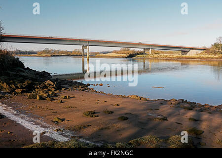 Ponte sul fiume oltre il Tweed portante la A1 passato Berwick upon Tweed. Foto Stock