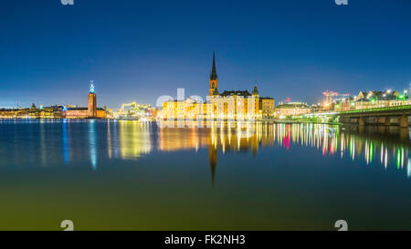 Vista del Municipio di Stoccolma, a sinistra, e isola di Riddarholmen e chiesa, centro, visto da di Södermalm, Stoccolma, Svezia. Foto Stock