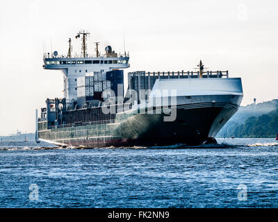 Contenitore alimentatore Heinrich Ehler sull'Elba chiamando al porto di Amburgo. Foto Stock