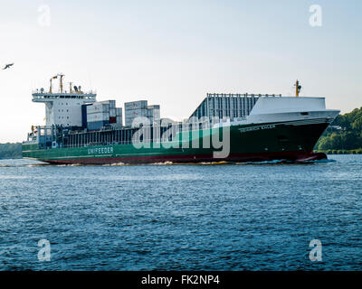 Contenitore alimentatore Heinrich Ehler sull'Elba chiamando al porto di Amburgo. Foto Stock