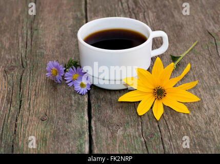 Ancora in vita la tazza di caffè decorato con fiori su un tavolo Foto Stock