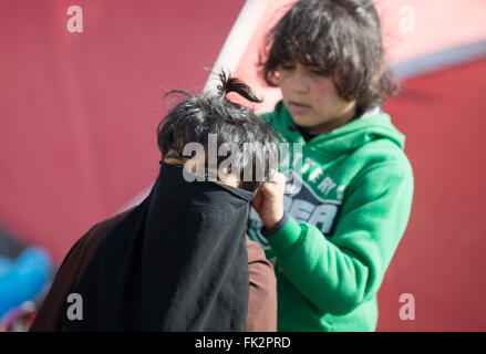 Idomeni, Grecia. 06 Mar, 2016. Bambini che giocano al campo profughi al confine Greek-Macedonian vicino Idomeni, Grecia, 06 marzo 2016. Solo pochi rifugiati dalla Siria e Iraq vengono lasciate oltre confine in Macedonia ogni giorno. Foto: KAY NIETFELD/dpa/Alamy Live News Foto Stock