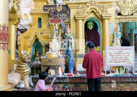 I locali che pregano alla pagoda di Schwedagon, Yangon, Myanmar Foto Stock