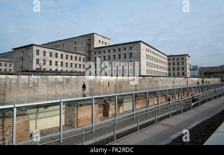 Rimane Memoriale del Muro di Berlino si trova a Topografia del Terrore Museum di Berlino in Germania. Foto Stock