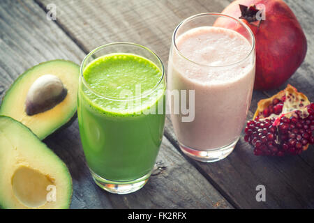 Due fresche miscelate frullati di frutta fatta con avocado, melograno Foto Stock