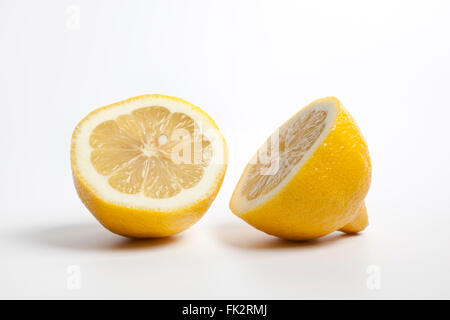 Due metà di limoni freschi su sfondo bianco Foto Stock