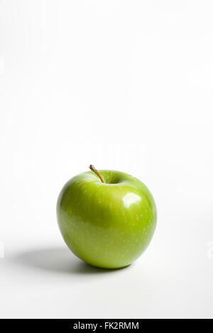 Un unico verde mela Granny Smith su sfondo bianco Foto Stock
