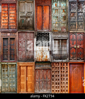 Un collage di 15 porte in legno dalla città Stoun a Zanzibar, Tanzania. Foto Stock