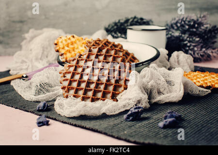 Cialde con glassa di cioccolato con il caffè. Vista ravvicinata. Messa a fuoco selettiva. Nei toni dell'immagine. Foto Stock