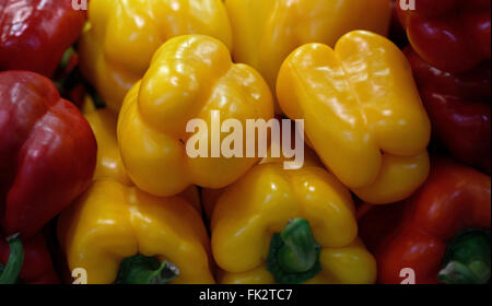 I peperoni in un supermercato. Foto Stock