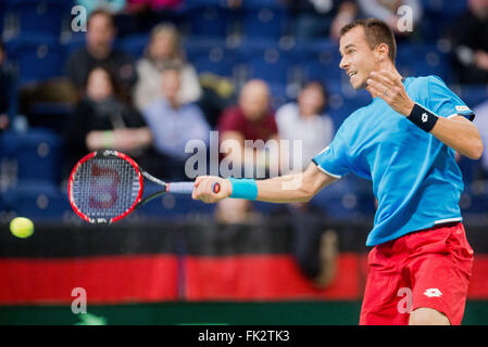 Hannover, Germania. 06 Mar, 2016. Lukas Rosol della Repubblica ceca colpisce la sfera durante il 1° round singles match di tennis di Coppa Davis tra Zverev (Germania) e Rosol (Repubblica Ceca) alla TUI Arena di Hannover, Germania, 06 marzo 2016. Foto: JULIAN STRATENSCHULTE/DPA/Alamy Live News Foto Stock