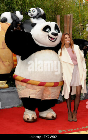 Londra, Regno Unito. 06 Mar, 2016. Stacey Solomon (cantante )frequentando la premiere europeo di Kung Fu Panda 3 all'Odeon Leicester Square Londra 6 marzo 2016 Credit: Peter Phillips/Alamy Live News Foto Stock