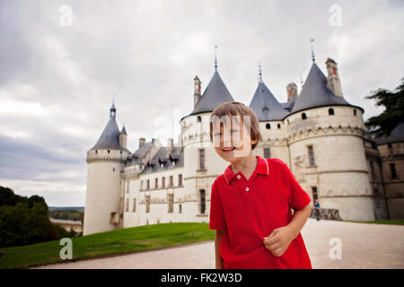 Ritratto di un bambino, ragazzo carino, di fronte al castello di Chaumont Foto Stock