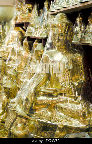 Negozio buddhas in vendita avvolto in plastica Foto Stock