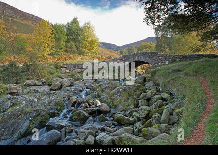 Ashness ponte in pietra vicino a Keswick Parco Nazionale del Distretto dei Laghi Cumbria Inghilterra England Regno Unito Foto Stock