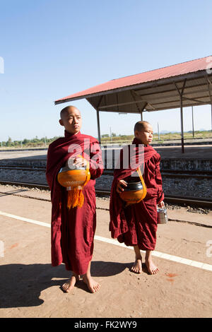 Asia, Sud-est asiatico, Myanmar, Mawlamyine, monaci buddisti con alms bocce Foto Stock