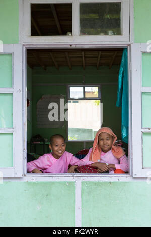 Le monache noviziane nella loro scuola buddista, Myanmar, Asia Foto Stock