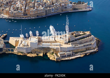 Vista aerea di lussuosi yacht ormeggiati di Fort St Angelo, Valletta, Malta. Foto Stock