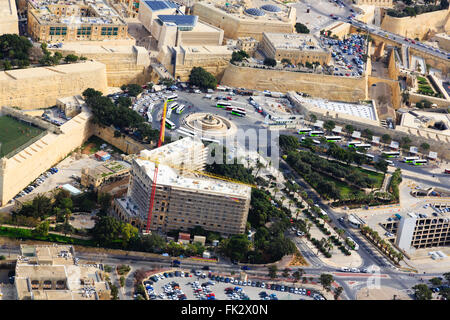 Vista aerea di La Valletta la stazione degli autobus, con la nuova porta della città e il rinnovo della Phoenicia Hotel. Foto Stock