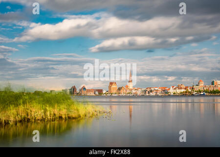 Vista sul fiume Warnow a Rostock (Germania) Foto Stock