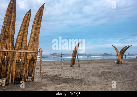 Tradizionale peruviano di piccole barche Reed (Caballitos de Totora), paglia barche ancora utilizzato da fishermens locale in Perù Foto Stock