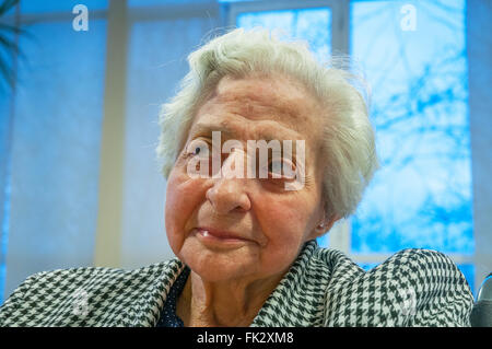 Ritratto di donna anziana in una casa di cura, guardando verso l'alto. Foto Stock