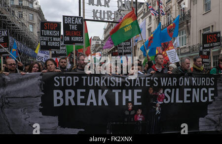 Londra, Regno Unito. 06 Mar, 2016. Manifestanti curdi marzo se central London e a dimostrare contro la repressione turca nella Turchia orientale Credito: Jay Shaw-Baker/Alamy Live News Foto Stock