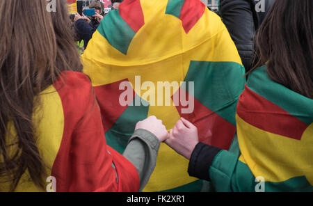 Londra, Regno Unito. 06 Mar, 2016. Manifestanti curdi marzo se central London e a dimostrare contro la repressione turca nella Turchia orientale Credito: Jay Shaw-Baker/Alamy Live News Foto Stock