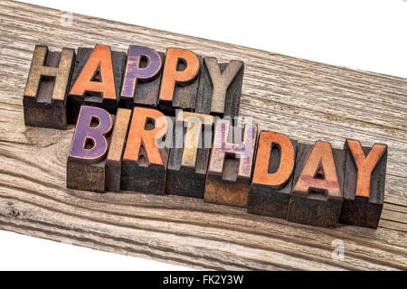 Happy birthday greeting card - testo in rilievografia vintage tipo legno blocchi di stampa contro una venatura in legno di cedro Foto Stock