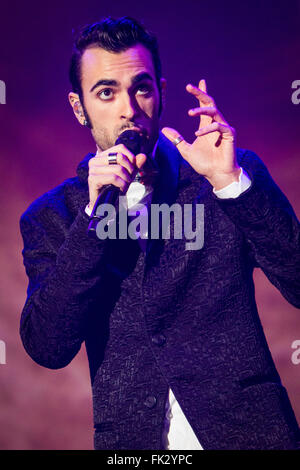 Milano Italia. Il 26 novembre 2011. Il cantante italiano/cantautore MARCO MENGONI suona dal vivo sul palco al Mediolanum Forum durante t Foto Stock