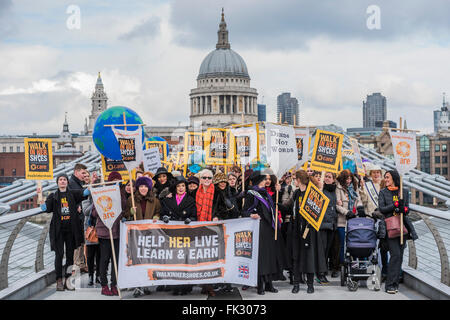 Londra, Regno Unito. 06 Mar, 2016. "Passeggiata nelle scarpe' una giornata della madre marzo in solidarietà con le donne e ragazze di tutto il mondo e in anticipo di International Womens giorno di questa settimana - CARE International a piedi in scarpe led evento da Helen Pankhurst, suo 21-enne figlia Laura Pankhurst, leggenda della musica Annie Lennox, Bianca Jagger, comico Bridget Christie, Segretario di Stato per lo Sviluppo Internazionale Justine Greening, London Mayoral candidati Sadiq Khan e Sophie Walker e un gruppo di "Olympic Suffragettes' in Edwardian abbigliamento con banner. Essi sono anche stati uniti da suor slitta. © Guy essere Foto Stock