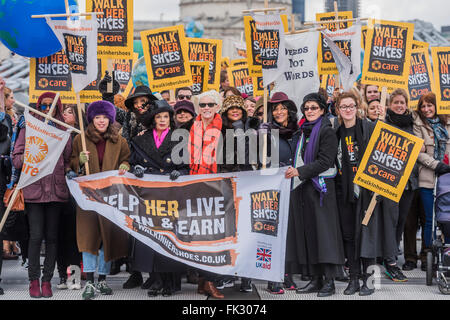 Londra, Regno Unito. 06 Mar, 2016. "Passeggiata nelle scarpe' una giornata della madre marzo in solidarietà con le donne e ragazze di tutto il mondo e in anticipo di International Womens giorno di questa settimana - CARE International a piedi in scarpe led evento da Helen Pankhurst, suo 21-enne figlia Laura Pankhurst, leggenda della musica Annie Lennox, Bianca Jagger, comico Bridget Christie, Segretario di Stato per lo Sviluppo Internazionale Justine Greening, London Mayoral candidati Sadiq Khan e Sophie Walker e un gruppo di "Olympic Suffragettes' in Edwardian abbigliamento con banner. Essi sono anche stati uniti da suor slitta. © Guy essere Foto Stock