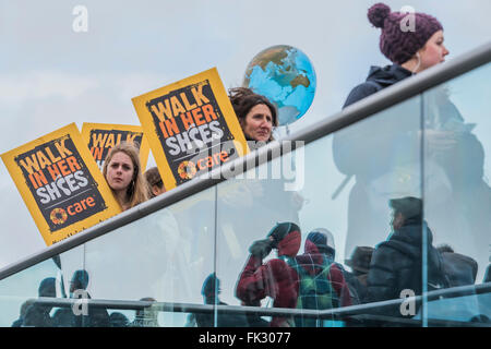 Londra, Regno Unito. 06 Mar, 2016. "Passeggiata nelle scarpe' una giornata della madre marzo in solidarietà con le donne e ragazze di tutto il mondo e in anticipo di International Womens giorno di questa settimana - CARE International a piedi in scarpe led evento da Helen Pankhurst, suo 21-enne figlia Laura Pankhurst, leggenda della musica Annie Lennox, Bianca Jagger, comico Bridget Christie, Segretario di Stato per lo Sviluppo Internazionale Justine Greening, London Mayoral candidati Sadiq Khan e Sophie Walker e un gruppo di "Olympic Suffragettes' in Edwardian abbigliamento con banner. Essi sono anche stati uniti da suor slitta. © Guy essere Foto Stock