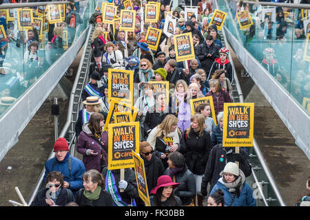 Londra, Regno Unito. 06 Mar, 2016. "Passeggiata nelle scarpe' una giornata della madre marzo in solidarietà con le donne e ragazze di tutto il mondo e in anticipo di International Womens giorno di questa settimana - CARE International a piedi in scarpe led evento da Helen Pankhurst, suo 21-enne figlia Laura Pankhurst, leggenda della musica Annie Lennox, Bianca Jagger, comico Bridget Christie, Segretario di Stato per lo Sviluppo Internazionale Justine Greening, London Mayoral candidati Sadiq Khan e Sophie Walker e un gruppo di "Olympic Suffragettes' in Edwardian abbigliamento con banner. Essi sono anche stati uniti da suor slitta. © Guy essere Foto Stock