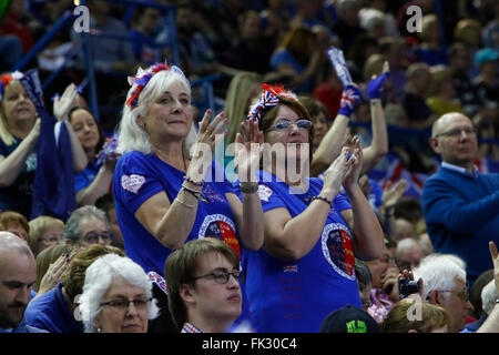 Barclaycard Arena, Birmingham, Regno Unito. 06 Mar, 2016. Davis Cup Tennis World Group Primo Round. Gran Bretagna contro il Giappone. I tifosi britannici mostrano il loro sostegno durante questo pomeriggio di gioco. Credito: Azione Sport Plus/Alamy Live News Foto Stock