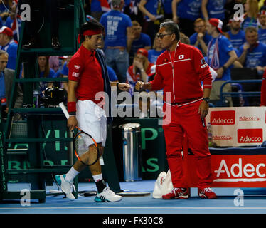 Barclaycard Arena, Birmingham, Regno Unito. 06 Mar, 2016. Davis Cup Tennis World Group Primo Round. Gran Bretagna contro il Giappone. Giappone team capitano Minoru Ueda e Kei Nishikori dopo Nishikori ha vinto il terzo set. Credito: Azione Sport Plus/Alamy Live News Foto Stock